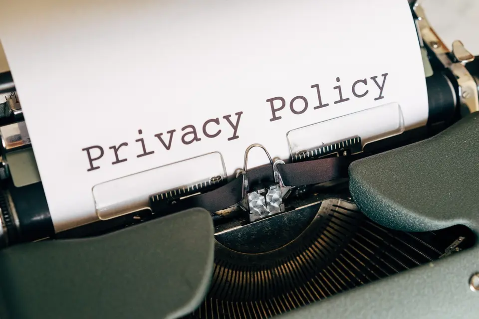 Persoon die aandachtig informatie over privacy leest