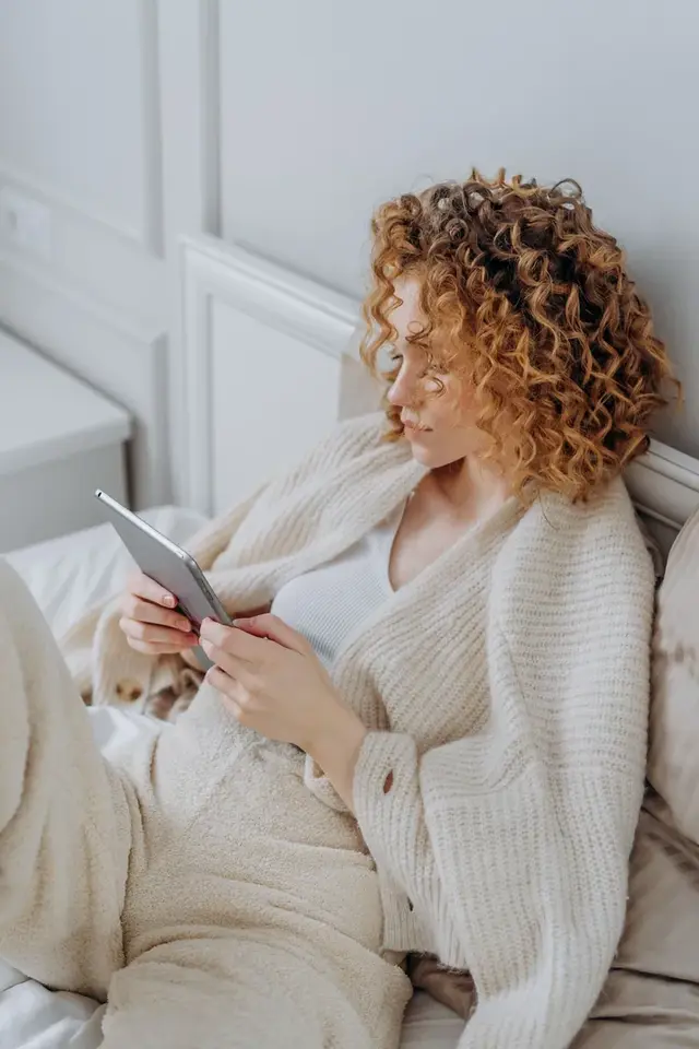 Persoon leest informatie rustig op haar telefoon