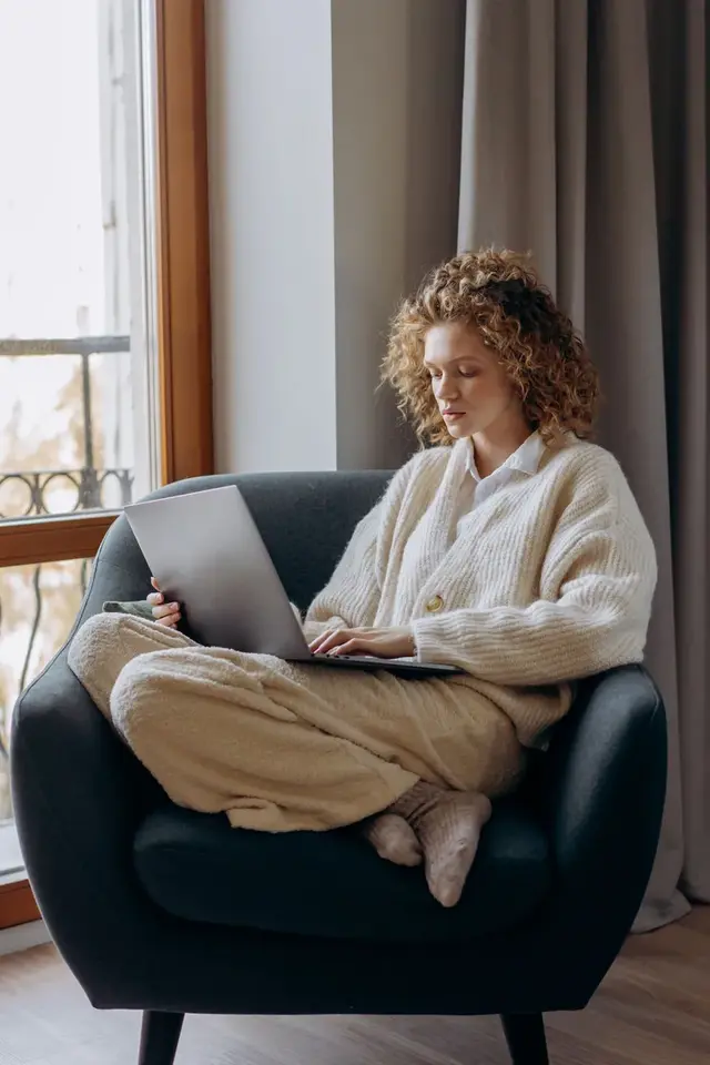 Person som använder sin dator för att läsa om finansiering
